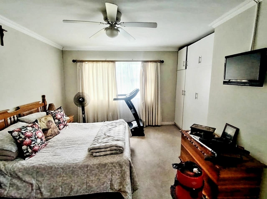 6 Bedroom Property for Sale in Kidds Beach Eastern Cape
